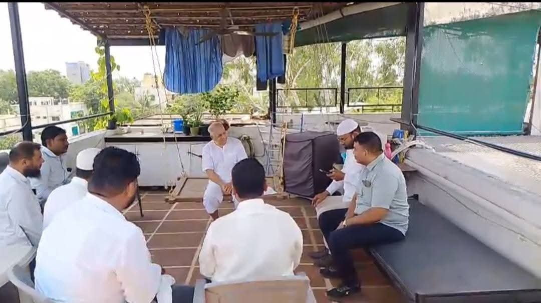 तोहीद खान खून प्रकरणी पीडित कुटुंबीयांनी बाळासाहेब आंबेडकर यांची भेट घेतली. 