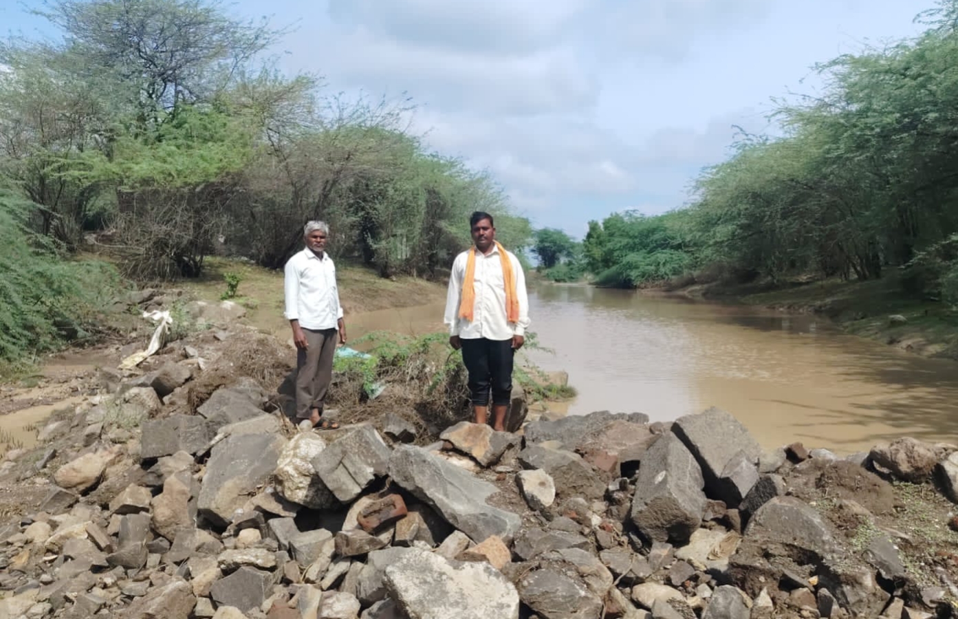 गलाटी नदीवरील स्वखर्चातून उभारलेला बंधारा ओव्हरफ्लो
