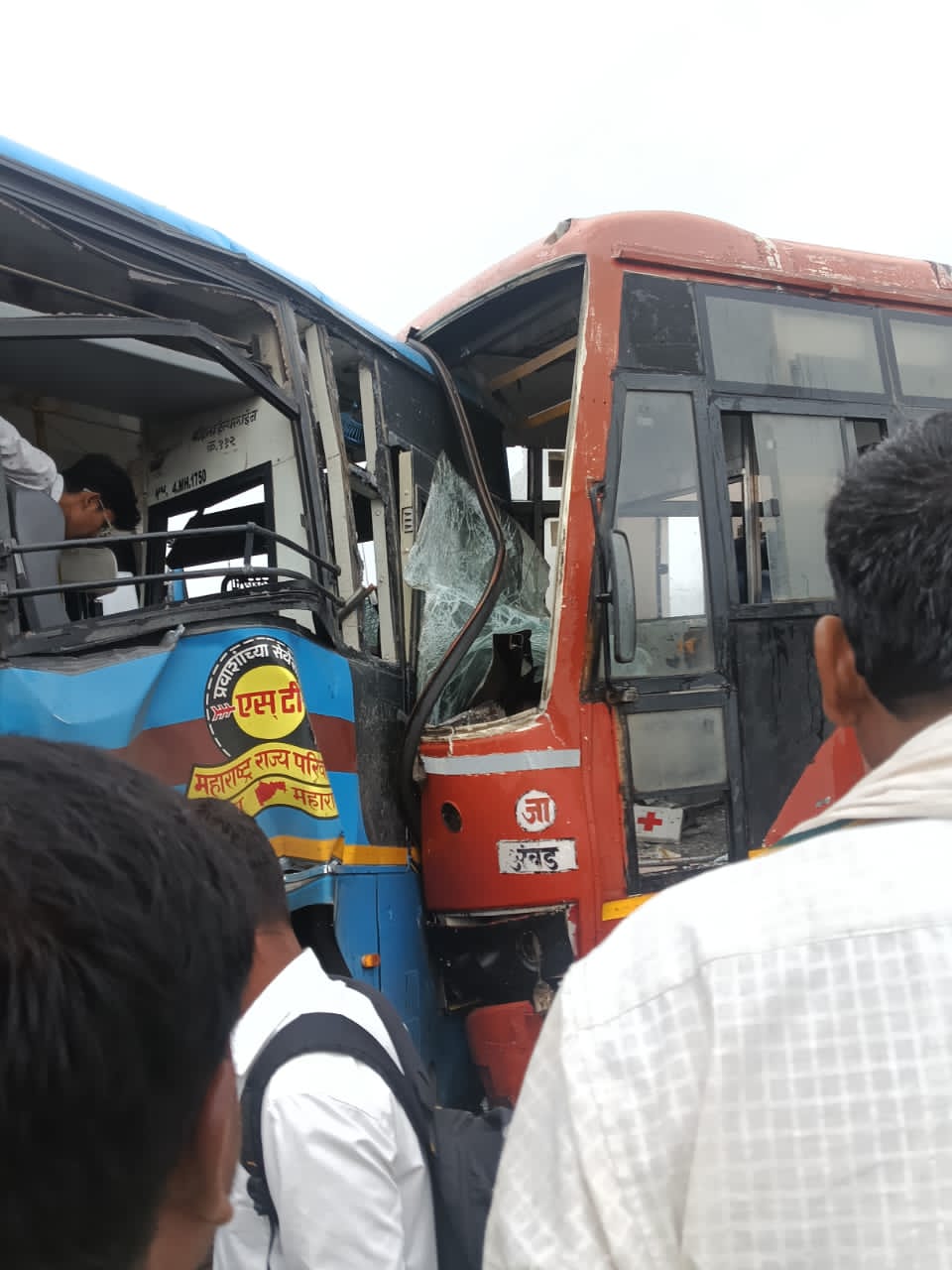 जालना अंबड महामार्गावर भीषण अपघात! शहापूर पुलावर दोन एसटी बस समोरासमोर धडकल्या!