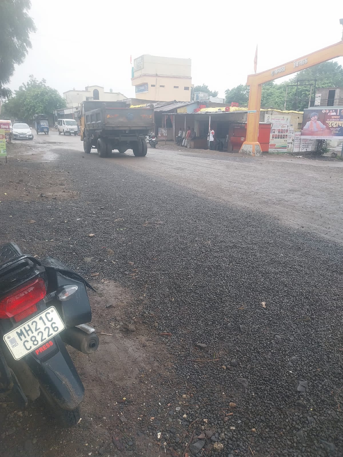 सुखापूरी रोडवर अवैध वाळू वाहतूक सुरूच; सुसाट हायवांमुळे नागरिकांच्या जीवाला धोका