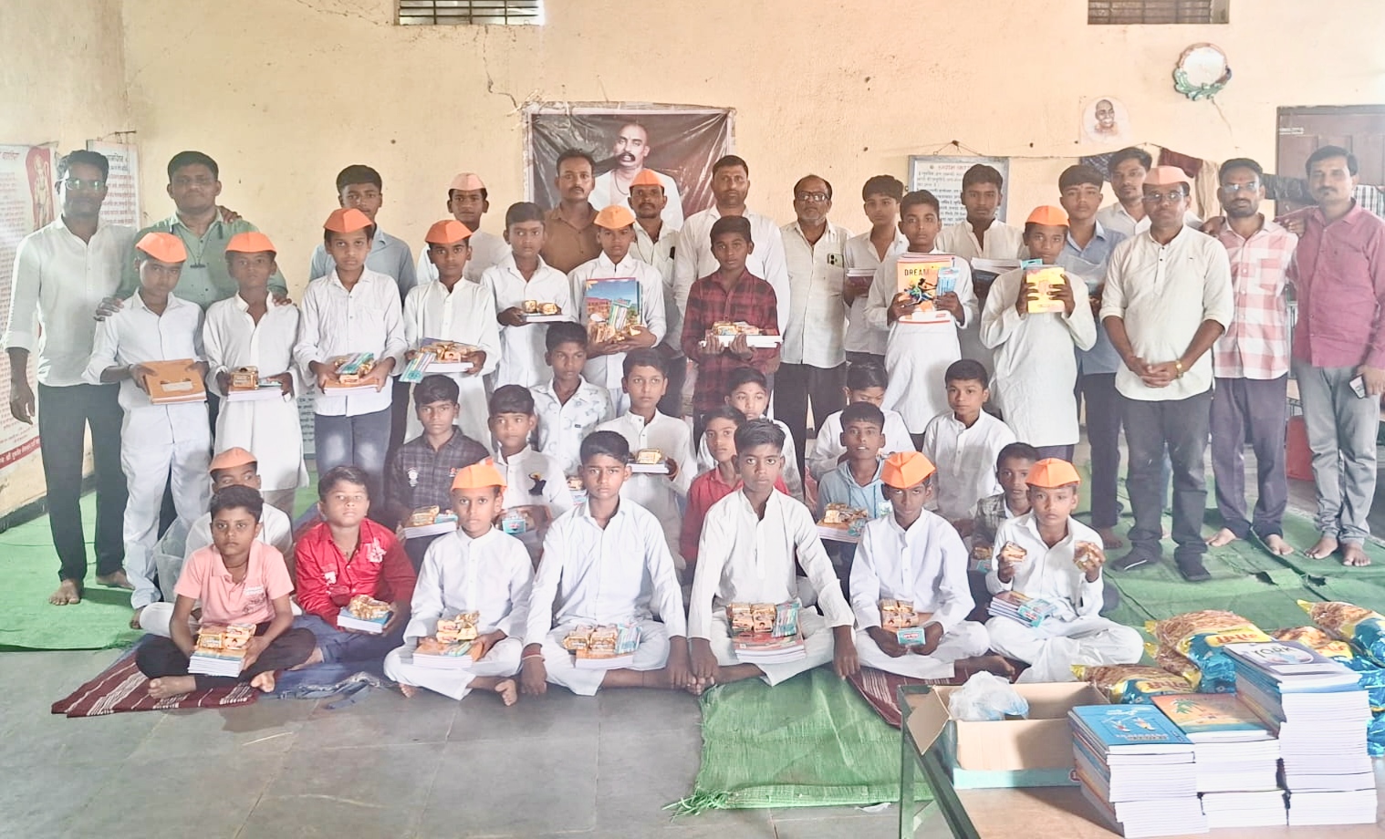 श्री गुरुदेव सेवा आश्रम येथे विद्यार्थ्यांना शालेय साहित्याचे वाटप