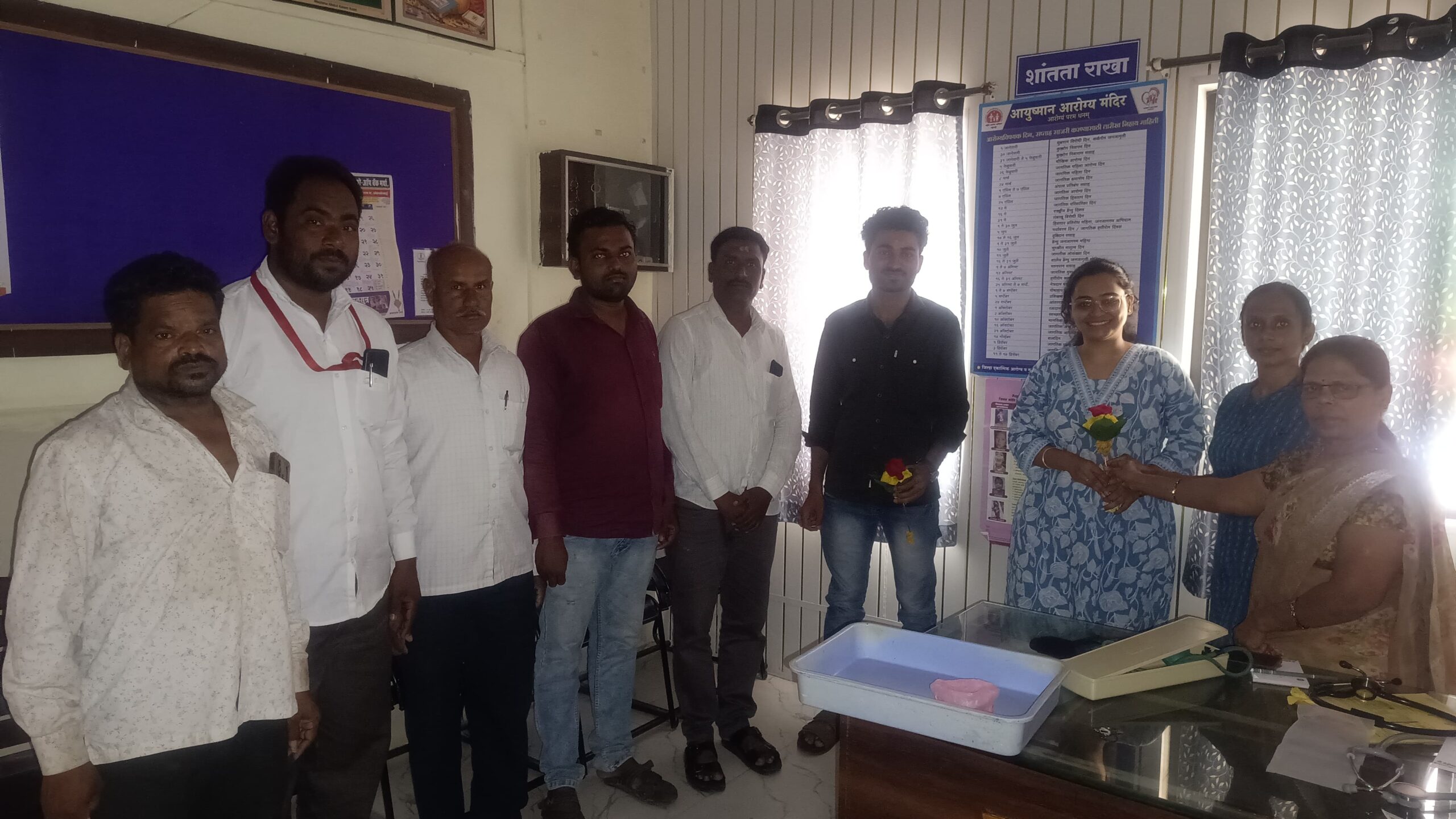 घाटनांदूर प्राथमिक आरोग्य केंद्राला नवीन डॉक्टरांची जोड; पुष्पगुच्छ देऊन केले स्वागत
