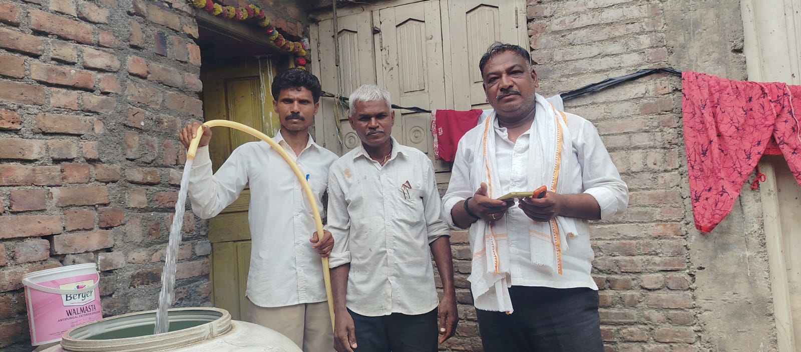 आठ दिवस अंधारात असलेल्या डोमेगावला दिलासा;  तात्पुरता वीजपुरवठा करून पाणीपुरवठा चालू