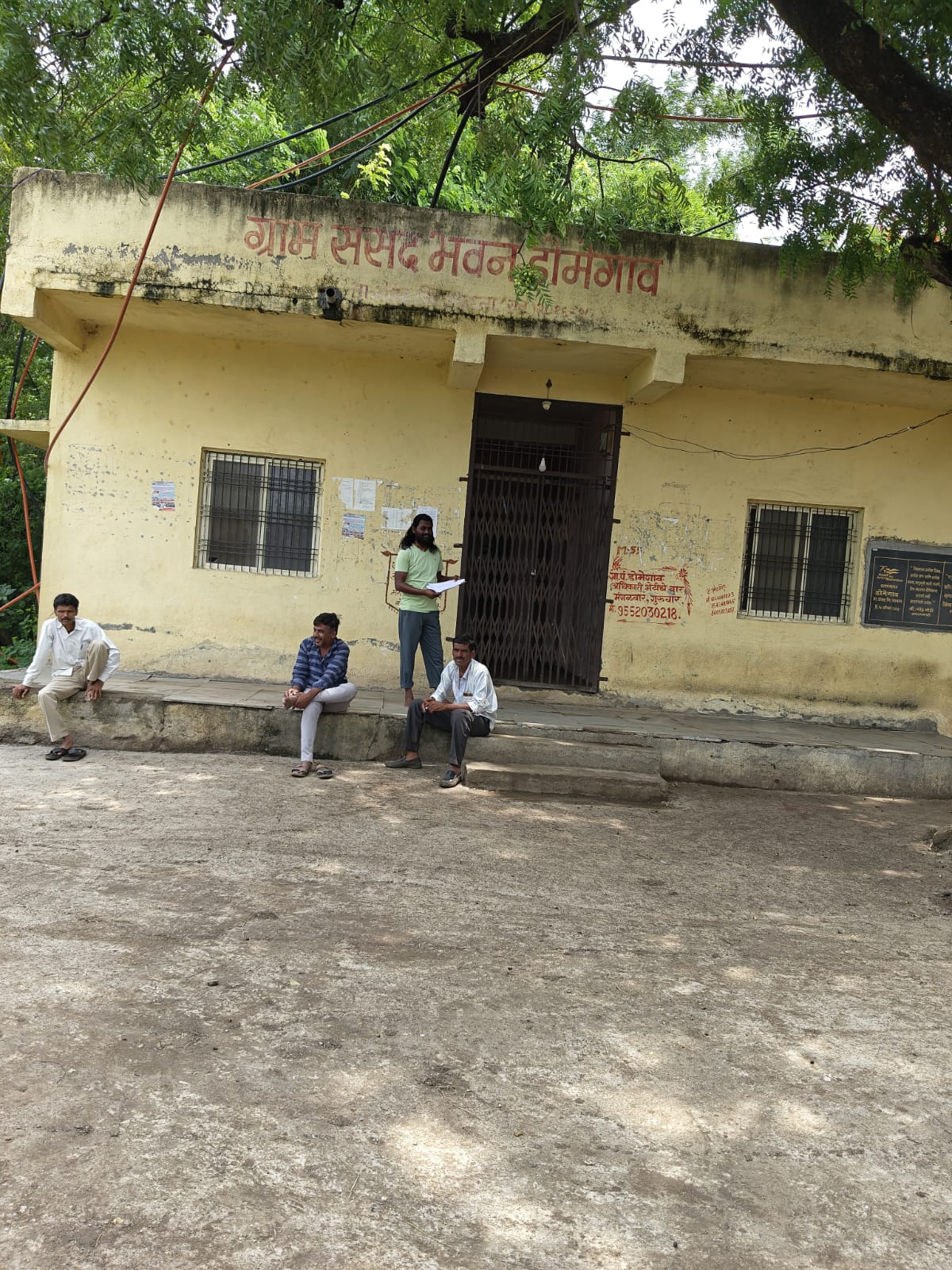 डोमेगाव ग्रामपंचायत कार्यालयाला कुलूप; दलित वस्तीच्या मूलभूत प्रश्नांकडे दुर्लक्ष