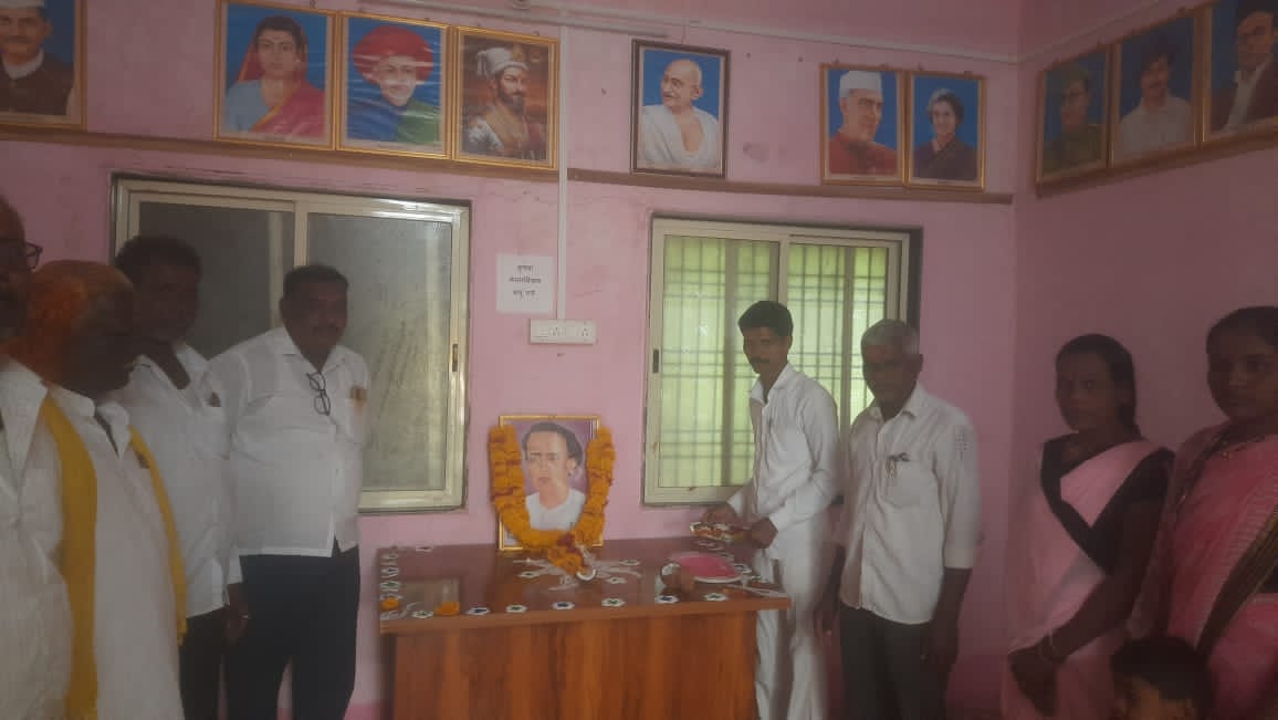 साहित्यरत्न अण्णाभाऊ साठे यांच्या जयंतीनिमित्त स्वखर्चाने उभारला बंधारा