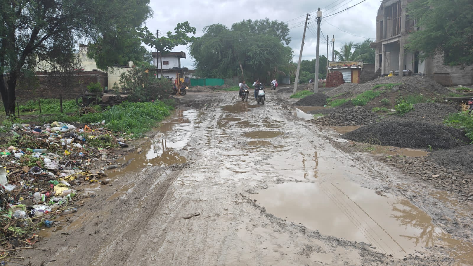 घुंगर्डे हादगाव येथील रस्त्याची दुरवस्था 
